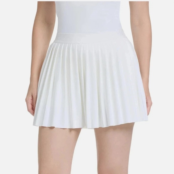Tretorn Dresses & Skirts - Tretorn Ladies’ White Pleated Skort – Size L – NWT